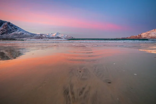 Východ Slunce Úžasnou Fialovou Barvou Nad Písečnou Pláží Fjordem Tromso — Stock fotografie