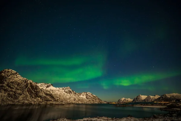 Eine Wunderbare Nacht Mit Nordlichtern Die Über Die Berge Fliegen — Stockfoto
