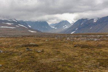 Sonbaharda İsveç 'in kuzeyinde Sarek Ulusal Parkı, seçici odaklı