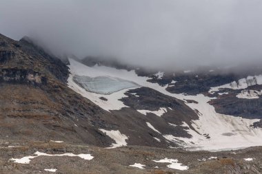 Sarek Ulusal Parkı 'nın Arktik dağlarındaki dağ nehri..