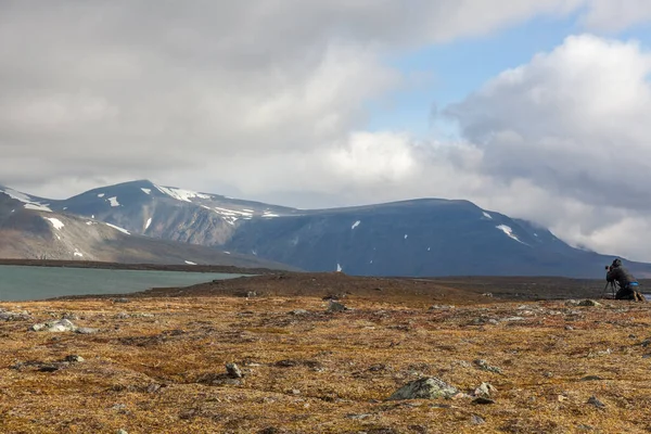 Travel Photographer Taking Picture Misty Mountain Landscape Using Professional Camera — 스톡 사진