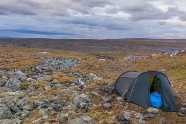 Dağ manzaralı bir kamp, Laponya, İsveç.