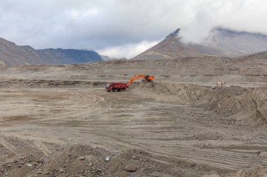 İnşaat makineleri Kola Yarımadası 'ndaki Khibiny dağlarındaki taş ocaklarında çalışıyor..