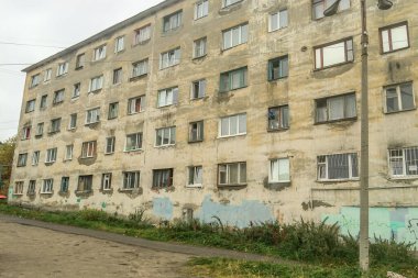 Murmansk, Rusya 'daki eski Sovyet yüksek binası. Şehir telleri ve gaz boruları dışarıda. Kullanıcı tipi.