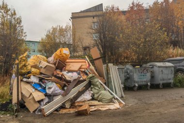 Murnmansk, Rusya 'da sokaklarda bir sürü çöp var.