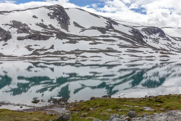 Sneeuw Bergen Omgeven Wolken Noorse Fiord Reflectie Het Water Selectieve — Stockfoto