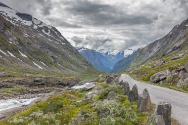 Arka planda Trol Bayramı merkezli Norveç manzarası, Norveç 'te Geiranger Trollstigen Daha fazla og Romsdal ilçesi