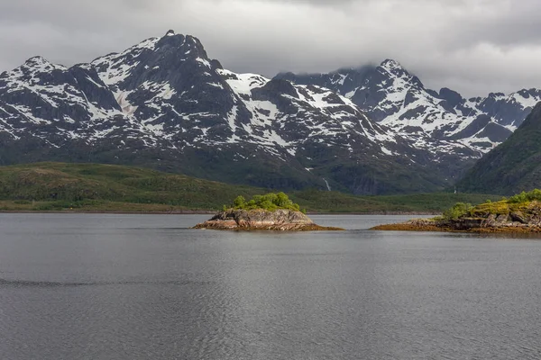 美しいノルウェーの風景 フィヨルドの眺めだノルウェー澄んだ水の中で理想的なフィヨルドの反射 選択的焦点 — ストック写真