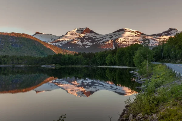 Piękny Norweski Krajobraz Widok Fiordy Norwegia Idealne Odbicie Fiordu Czystej — Zdjęcie stockowe