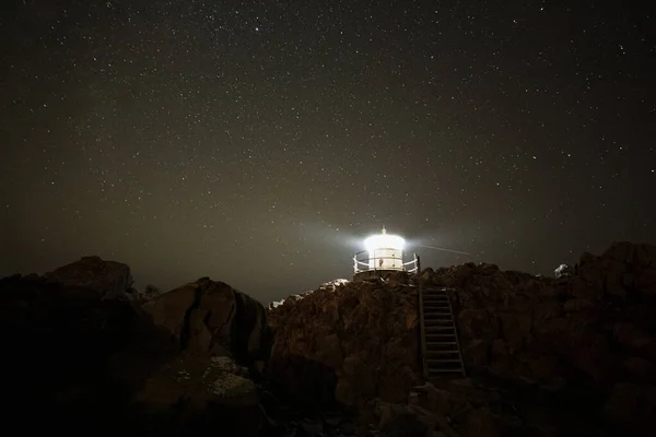 Farol Localizado Costa Rochosa Mar Báltico Suécia Paisagem Noturna Longa — Fotografia de Stock