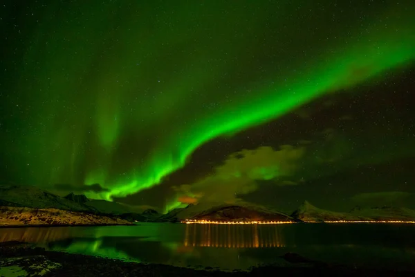 Grön Aurora Borealis Vid Kanten Havet Med Glimtar Städer Ett — Stockfoto