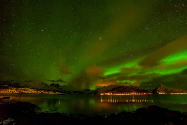 Aurora Borealis Polarljus Norrsken Över Fjord Berg Med Många Moln — Stockfoto