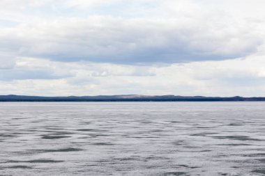 Bahar doğası. Nehirler ve göller üzerinde eriyen buzlar. Sibirya 'da güneşli bir gün. Güzel bahar manzarası. seçici odak