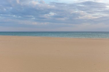 Hazar Denizi üzerinde dramatik bir gün batımı. Karanlık gökyüzündeki güneş. Hazar Denizi 'nde güzel bir turuncu-kırmızı gün batımının arka planı. seçici odak