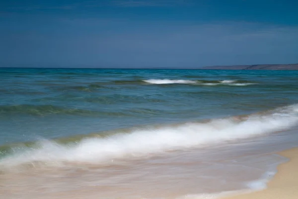 在沙滩上看到蓝色的海浪 地平线线 砂岩海岸 Kazakhstan Ustyurt Selective Focus Long Shutter Speed — 图库照片