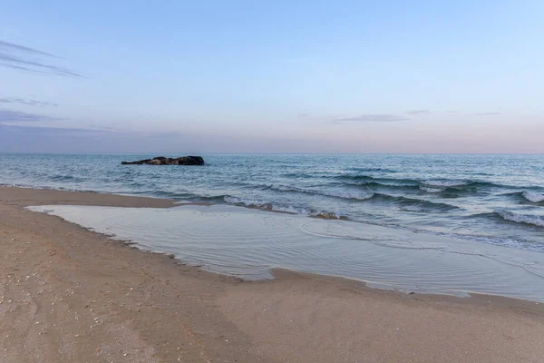 Vedere Valurilor Albastre Plaja Nisip Linia Orizontului Marea Caspică Coasta — Fotografie, imagine de stoc