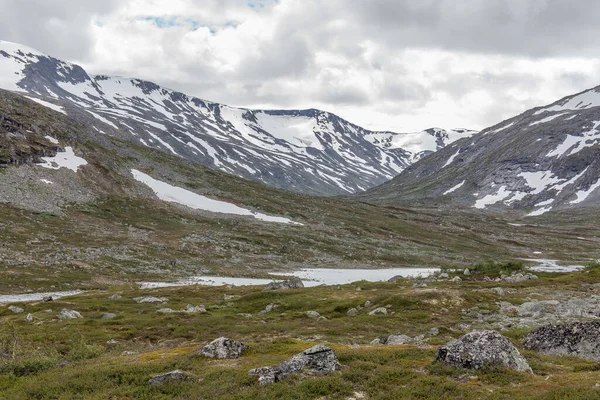 Noruega Montanha Lago Geleira Vista Maravilhosa Montanhas Cobertas Neve Com — Fotografia de Stock