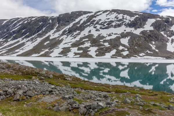 Reflet Des Montagnes Enneigées Dans Eau Turquoise Des Fjords Norvégiens — Photo