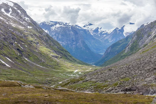 視点から見る ノルウェーの夏の風景 夏には清潔で冷たい空気で雪をかぶった山々の素晴らしい景色 選択的な焦点 — ストック写真