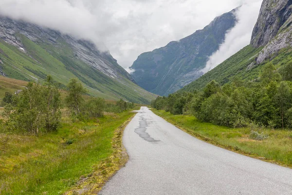 Дорога Веде Таємничу Долину Оточену Хмарами Норвезьких Гір — стокове фото