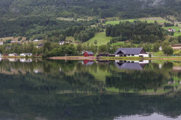 Pequeña Ciudad Fiordo Noruego Refleja Maravillosamente Agua Enfoque Selectivo — Foto de Stock