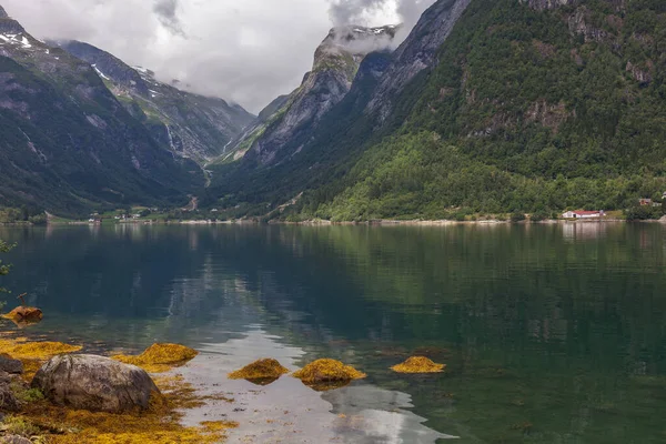 Norský Fjord Hory Obklopené Mraky Ideální Fjord Odraz Čisté Vodě — Stock fotografie