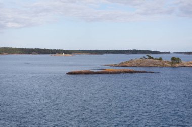 İsveç 'in kıyı şeridine bakın. Baltık denizi, ağır bulutlar ve denizden çıkan büyük kayalar. seçici odak