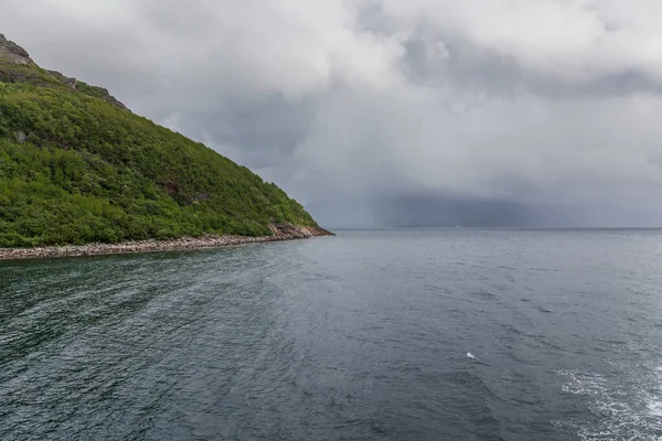 Bela Vista Dos Fiordes Noruegueses Com Água Azul Turquesa Rodeada — Fotografia de Stock