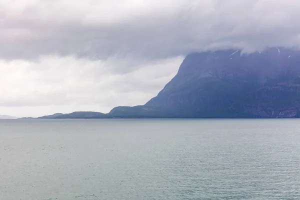 Mystisk Fjord Norge Med Berg Och Dimma Hängande Över Vattnet — Stockfoto