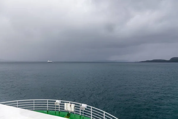 Navio Navegando Água Azul Dos Fiordes Norwegian — Fotografia de Stock