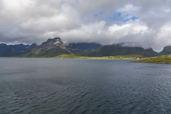 Прекрасний Вигляд Норвезьких Фіордів Бірюзовою Водою Оточенні Хмарного Неба Вибірковий — стокове фото