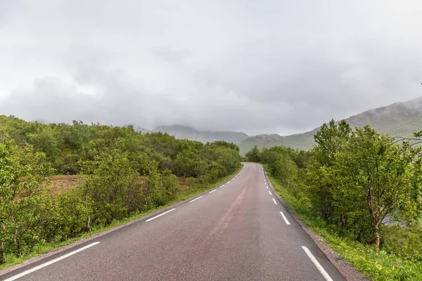 Дорога Проходящая Долине Между Горами Норвегии Избирательный Фокус Проходящий Долине — стоковое фото