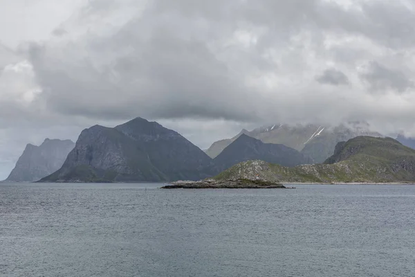 Fiordo Místico Noruega Con Montañas Niebla Colgando Sobre Agua Hermoso — Foto de Stock