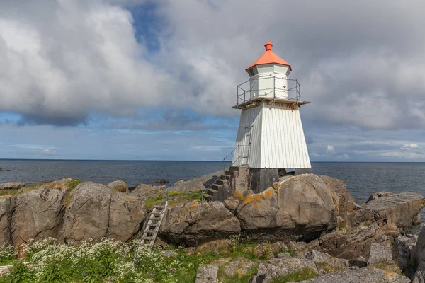 Vit Fyr Med Rött Tak Norge Norskt Naturskönt Landskap Med — Stockfoto