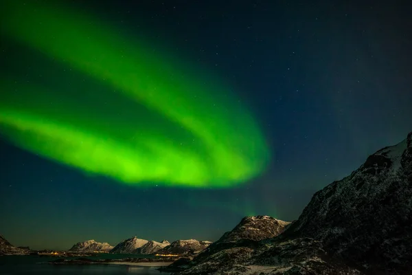 Hermosa Aurora Boreal Luces Verdes Del Norte Cielo Estrellado Con — Foto de Stock