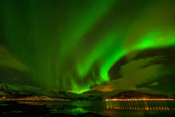 Underbar Natt Med Norrsken Flyger Över Bergen Lång Slutartid — Stockfoto