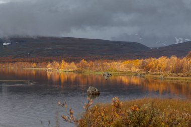 Sarek Ulusal Parkı 'nın Arktik dağlarındaki Dağ Gölü.