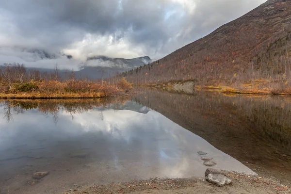 Beautiful Lake Colorful Yellow Dwarf Birches Background Northern Foggy Mountains — Stock Photo, Image