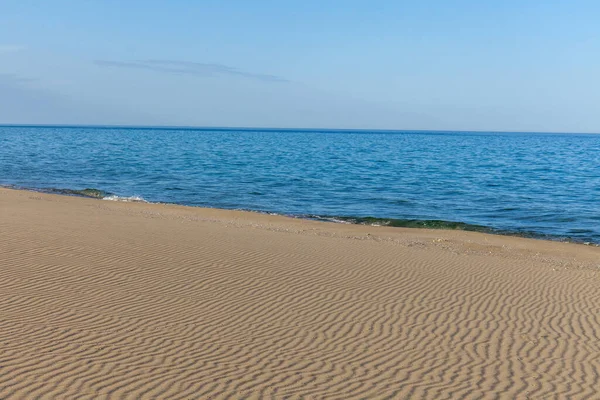 在沙滩上看到蓝色的海浪 地平线线 砂岩海岸 Kazakhstan Ustyurt Selective Focus Long Shutter Speed — 图库照片