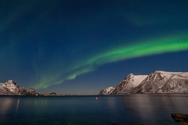 Una Noche Maravillosa Con Auroras Boreales Volando Sobre Las Montañas — Foto de Stock