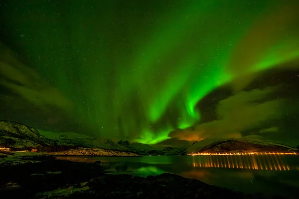 挪威特罗姆瑟的Aurora Borealis站在挪威峡湾前面 快门速度长 — 图库照片