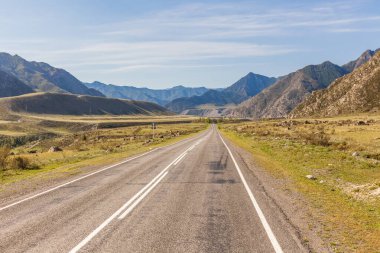 Altai Rusya 'da yaz, Altai Dağları' na giden yol, Altai dağlarının güzel yaz manzarası.
