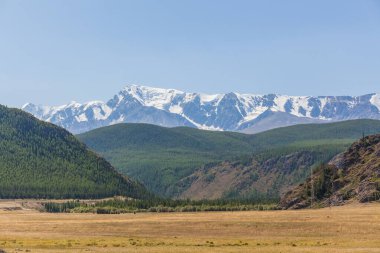 Belukha Dağı manzarası. Şimdi de Altai dağları. Belukha Sibirya 'nın en yüksek zirvesi.
