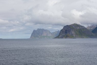 Güzel Norveç manzarası. Fiyortların manzarası. Norveç bulutlu havada temiz suda fiyort yansıması için idealdir. seçici odak