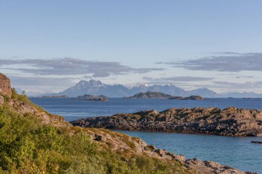 Lofoten Summer Landscape Lofoten Norveç 'in Nordland eyaletinde yer alan bir takımadadır. Dramatik dağları ve zirveleri olan kendine özgü bir manzarası var.