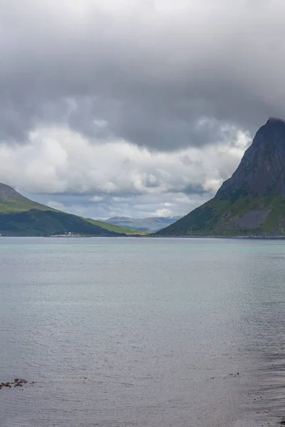 美しいノルウェーの風景 フィヨルドの眺めだノルウェー澄んだ水の中で理想的なフィヨルドの反射 選択的焦点 — ストック写真