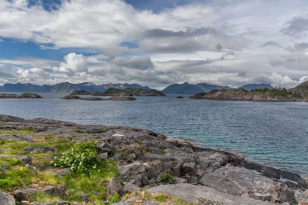 Hermoso Paisaje Noruego Vista Los Fiordos Noruega Reflejo Ideal Del —  Fotos de Stock