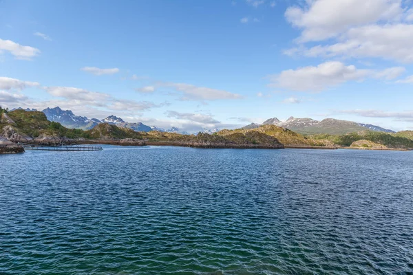 Hermosa Vista Los Fiordos Noruegos Con Agua Turquesa Rodeada Cielo — Foto de Stock