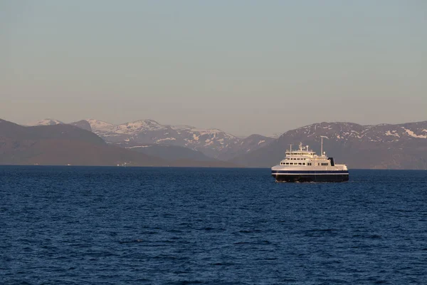 Navio Para Visitar Fiordes Noruega Dia Polar Sol Meia Noite — Fotografia de Stock