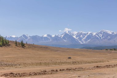 Belukha Dağı manzarası. Şimdi de Altai dağları. Belukha Sibirya 'nın en yüksek zirvesi.